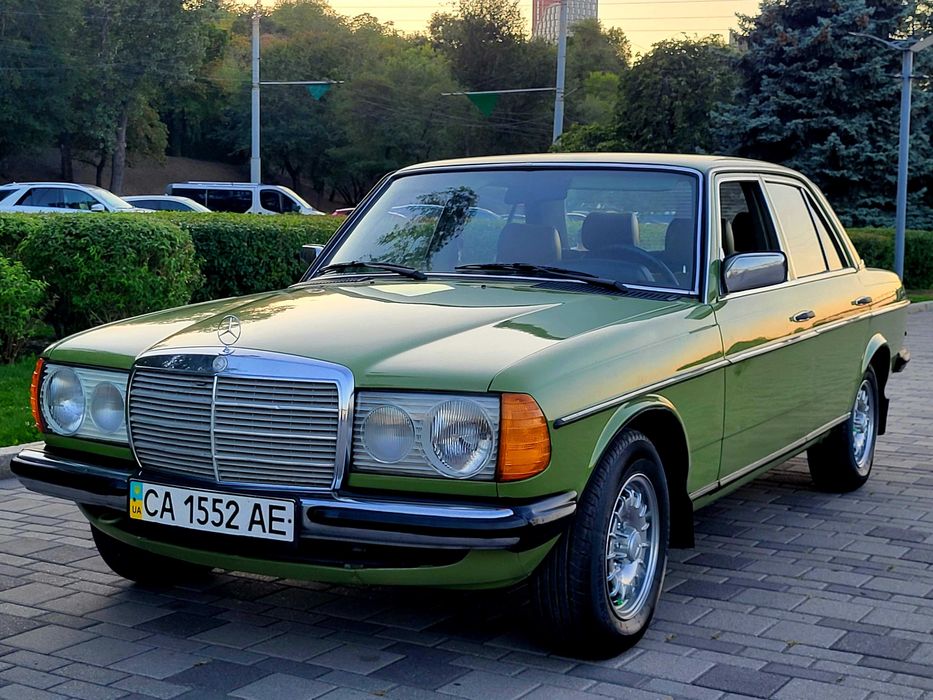 Mercedes-123  Classic  Old Car