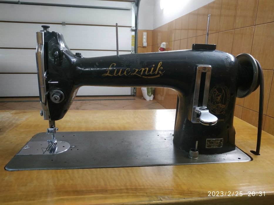 Maszyna do szycia Łucznik + podstawa Singer