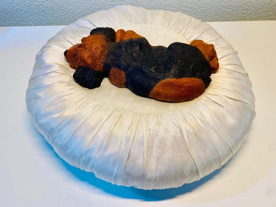 Cão de loiça com almofada em cetim