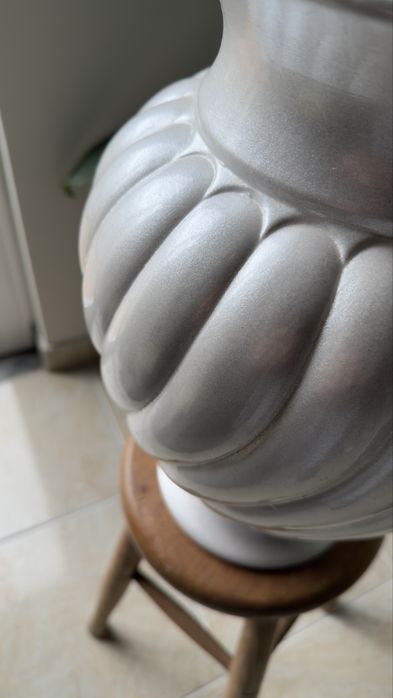 Jarra com relevo elegante