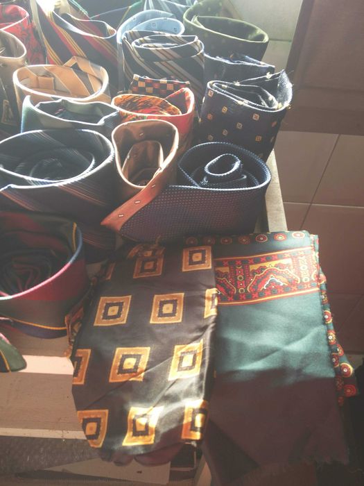 Várias gravatas de padrões lindíssimos e muito vintage