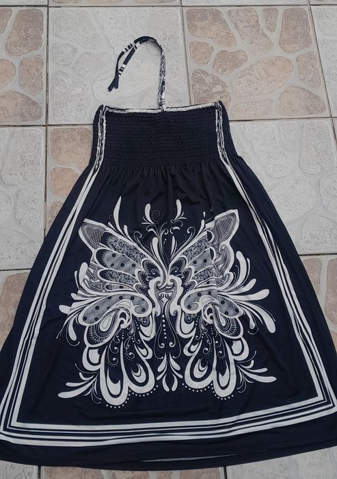 Wzorzysta sukienka z dekoltem halter