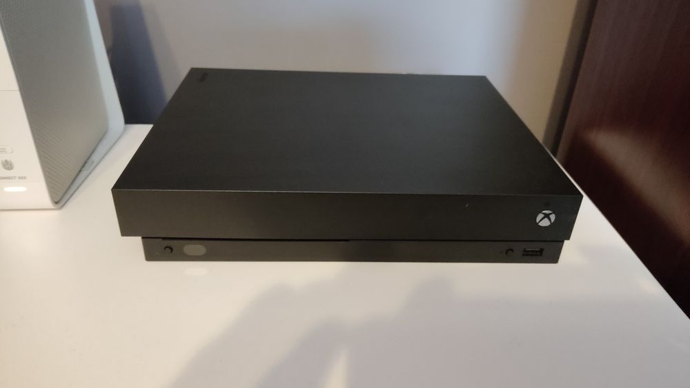 Xbox one x bardzo mało używana