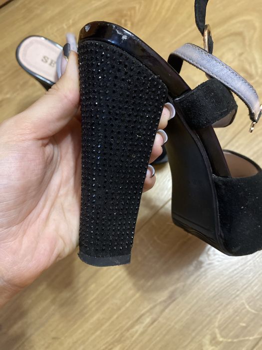 Босоніжки чорні на підборах