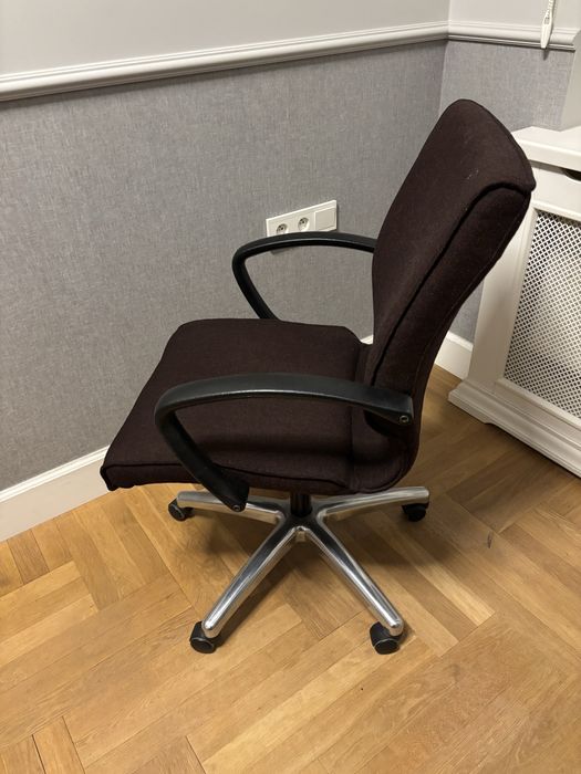 Eleganckie brazowe krzeslo obrotowe do biura office