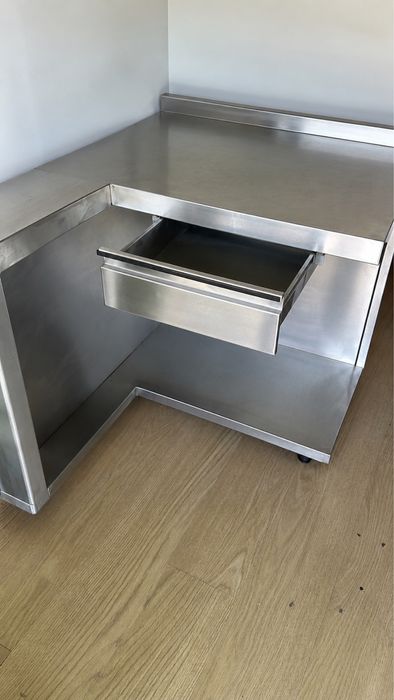Móvel caixa self service em inox de canto, com gaveta ideal para cafés, pastelarias, snack-bares, padarias ou zonas de atendimento rápido. - Ocasião