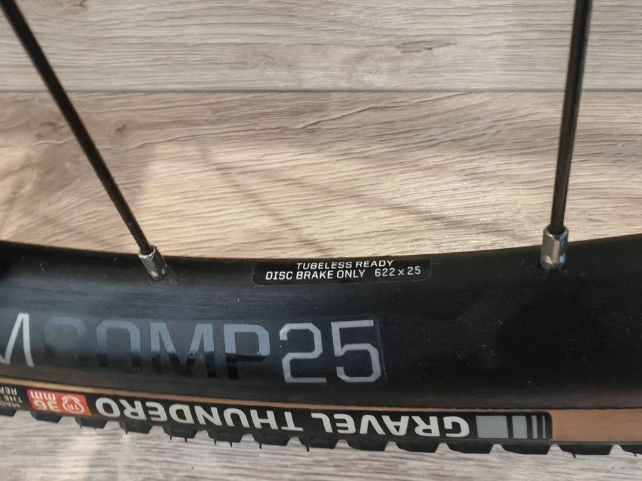 Komplet kół Bontrager Paradigm Comp 25 - jak nowe!! Gravel/szosa