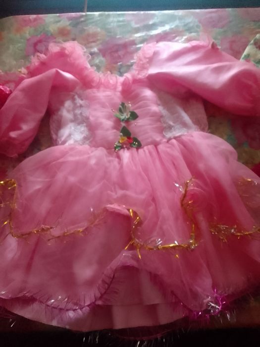 Плаття нарядне на дівчинку продам