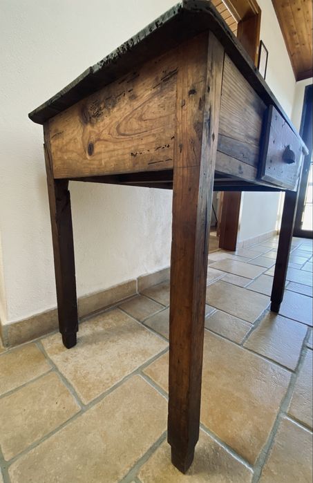 Mesa/secretaria em madeira maciça, rústica. Peça 1940