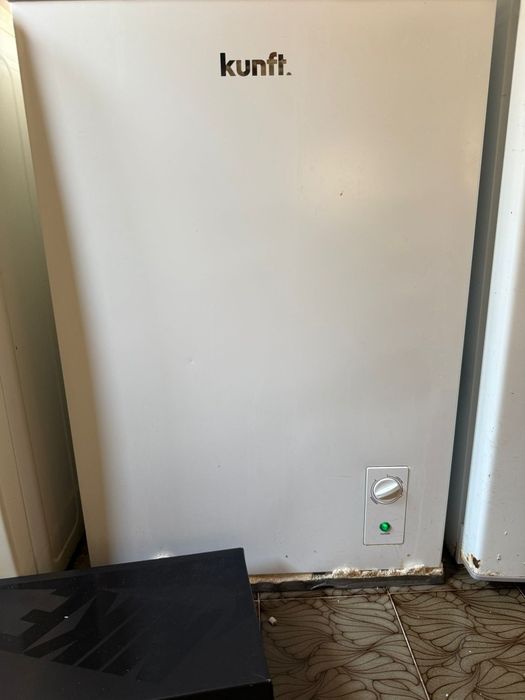 Máquina de lavar roupa em bom estado e dois frigoríficos.