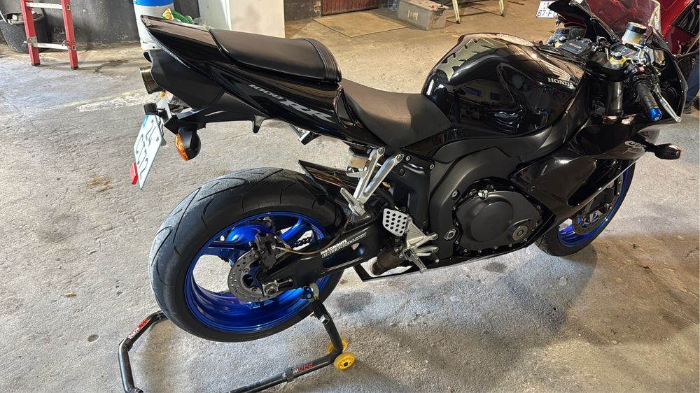 CBR 1000 RR em muito bom estado aceito trocas