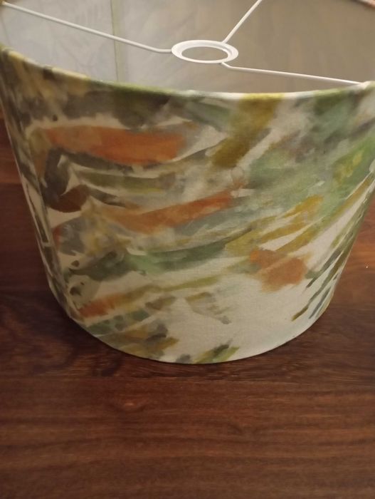 Almofada , abajur, cadeira e mesa