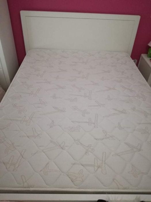 Cama individual com estrado e colchão