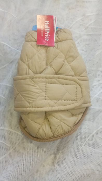 Комбинезоны дождевики, куртки для собак разные и разных размеров.