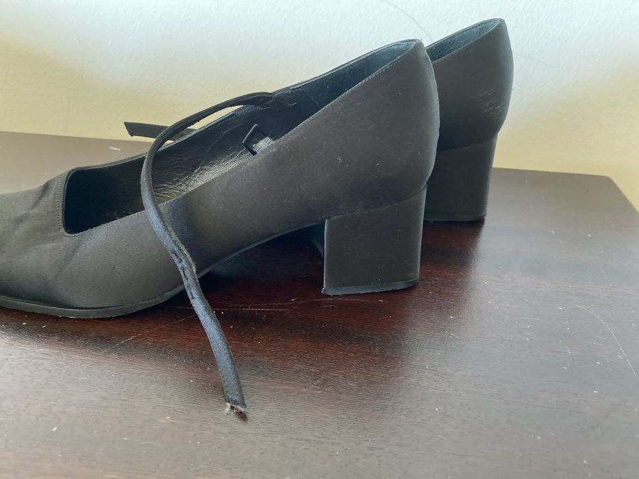 Sapatos pretos acetinados