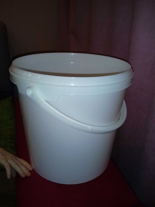 Wiaderka plastikowe 10l czyste umyte wraz z deklem