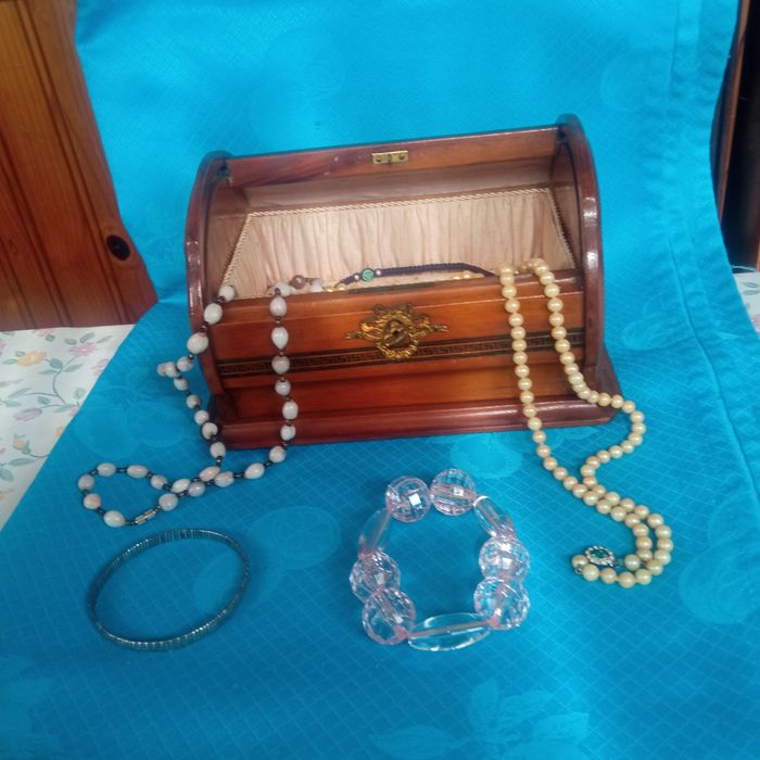 2 Caixas com bijuterias