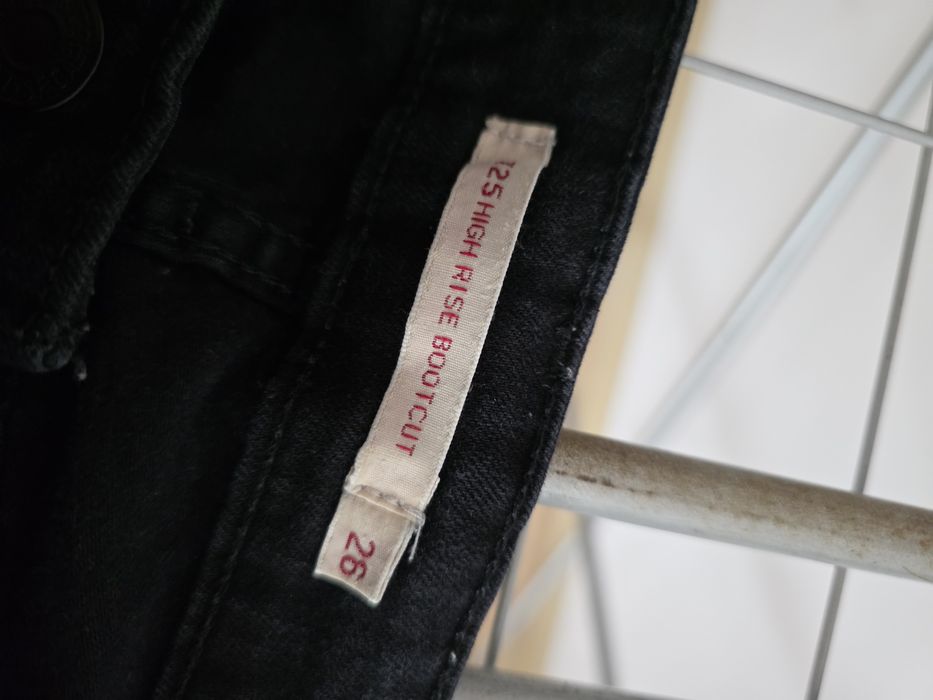 Czarne spodnie levis