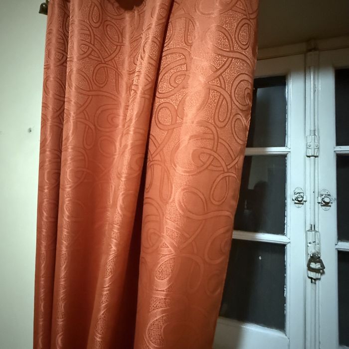 Cortinados laranja + varão