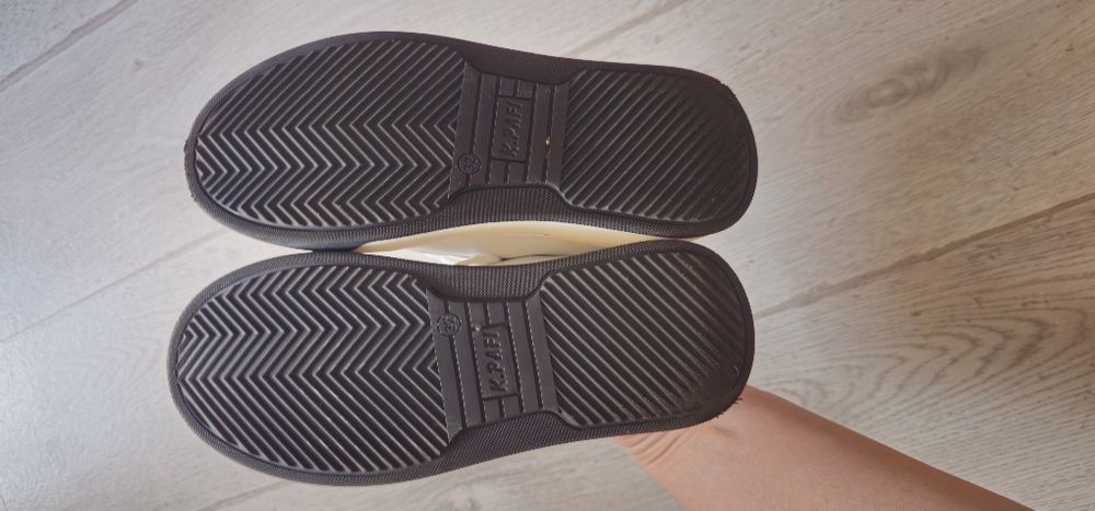 Шкіряні кросівки