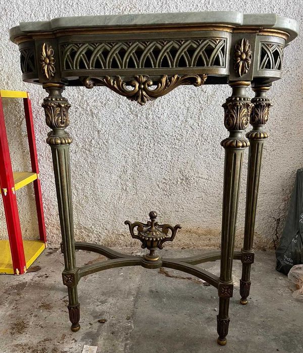 Mesa antiga com tampo em pedra mármore.