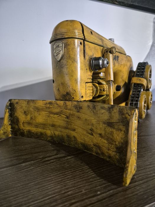 Model byldożera ze starej maszyny do szycia, spychacz, handmade