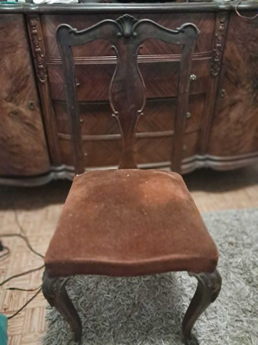 Mesa e seis cadeiras antigas para venda por mudança de casa.