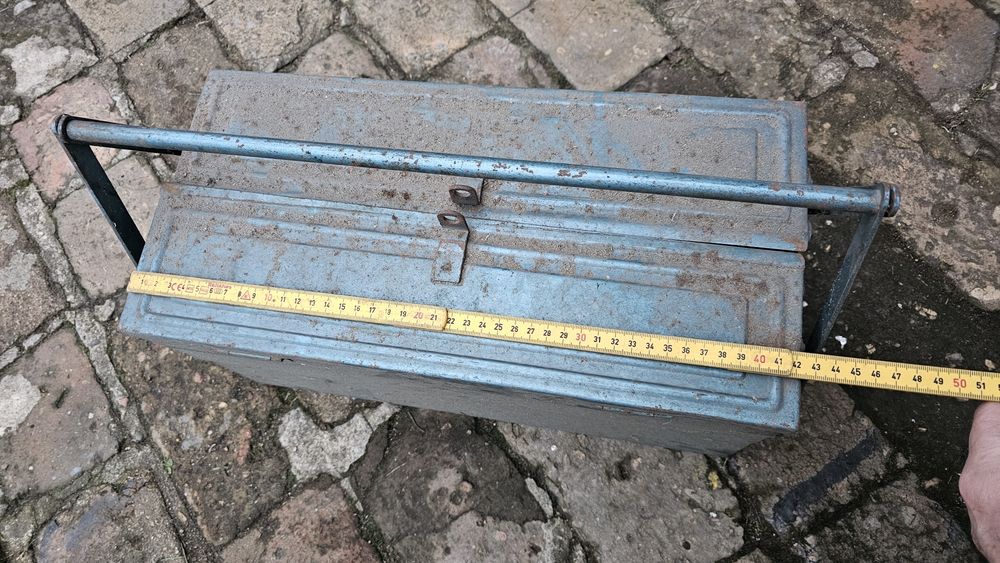 Metalowa skrzynka na narzędzia