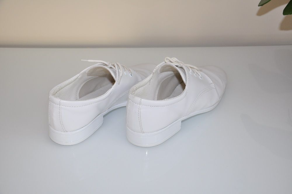 Buty chłopięce komunijne, białe, rozmiar 35, 2 pary