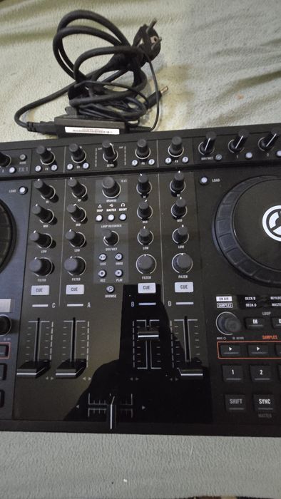 Traktor Kontrol S4 mk1 em ótimo  estado