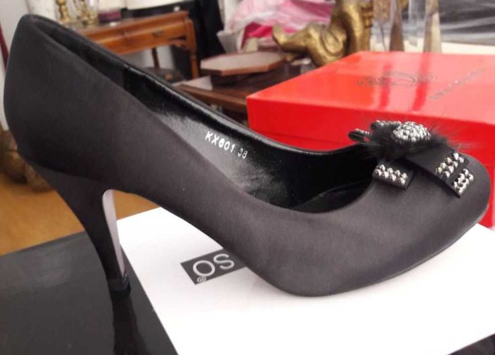 sapatos cetim e pele festa 38 novos 70% desconto