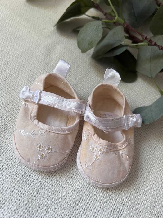 Nowe bez metki beżowo białe buciki na chrzest/ślub rozmiar 0-3miesiąca