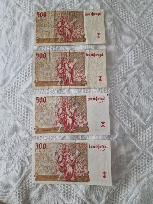 Várias notas de 500 escudos