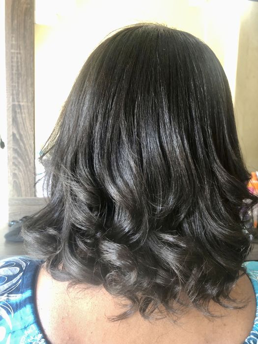 Alisamento brasileiro e corte à domicilio