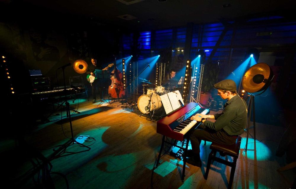 Lekcje pianina dla początkujących i zaawansowanych – od podstaw gry, przez klasykę i muzykę rozrywkową, po jazz i improwizację