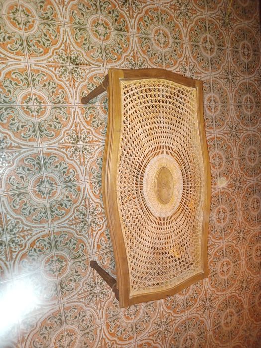 Mesa de Apoio de Madeira com Vime