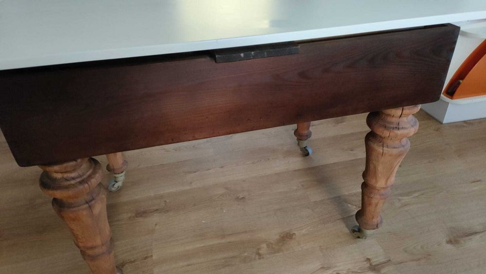 Stylowy, Rozkładany Stół na Ozdobnych Nogach z Kółkami – Vintage/Retro