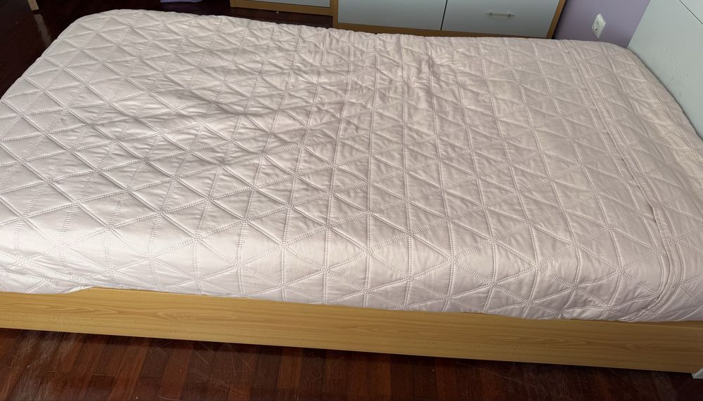 Cama com mesinha de cabeceira