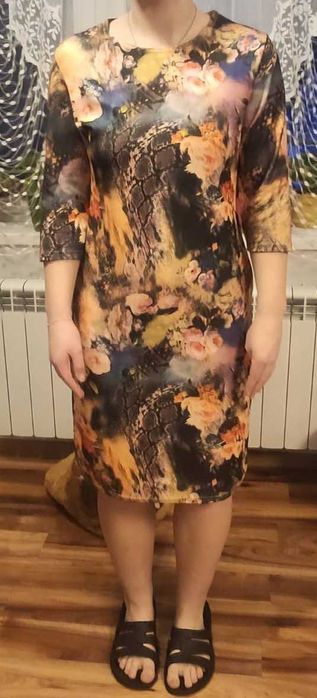 Elegancka sukienka w kolorowe kwiaty, rozmiar 46