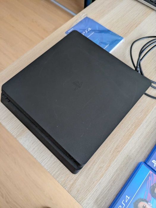 PS Slim 500GB com 4 jogos