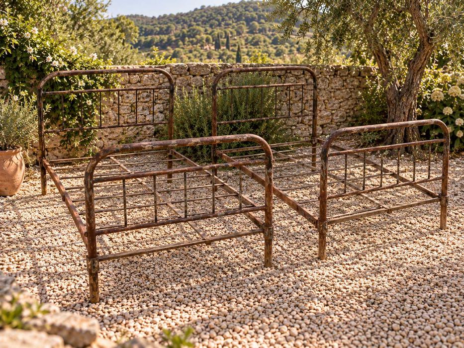 Duas camas antigas de ferro por encaixe - originais de casa centenária