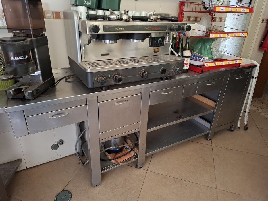 Vários utensílios de café