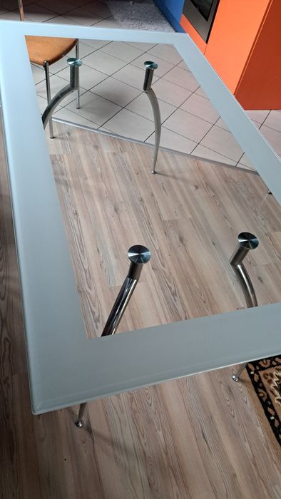 Stół szklany z 6 krzesłami.