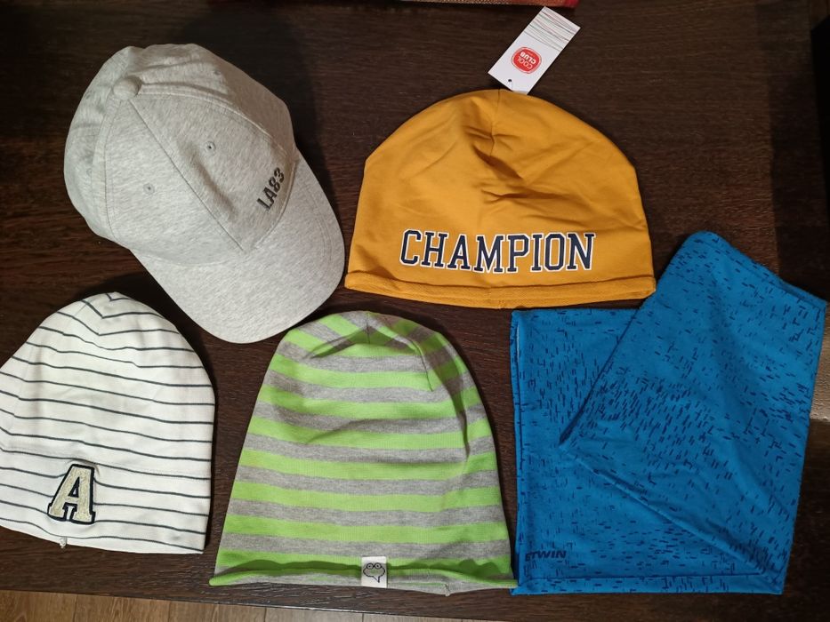 Zestaw czapek  plus komin