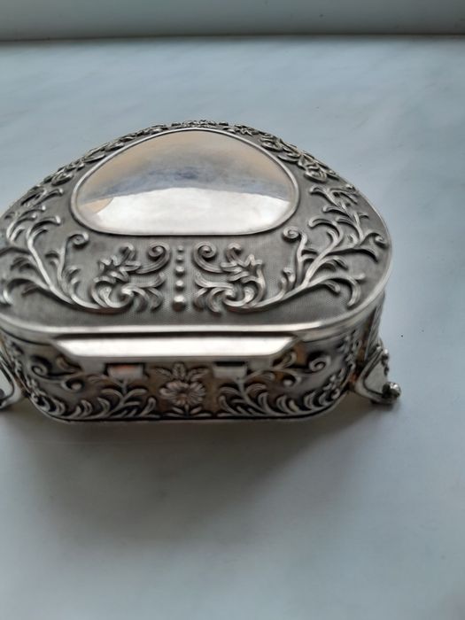 Шкатулка металева.