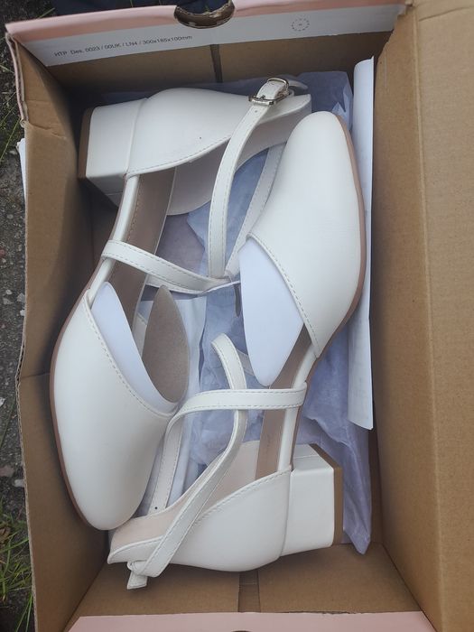 Nowe, buty białe eleganckie, na paseczku, mały obcas
