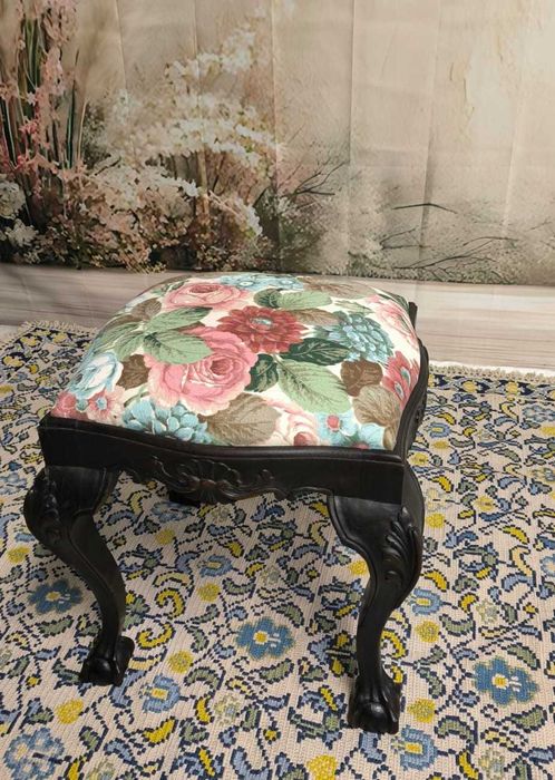 Cadeira elegante e banco de estilo clássico com padrão floral