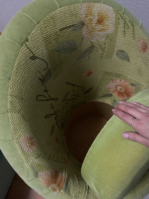 Велике мʼяке крісло