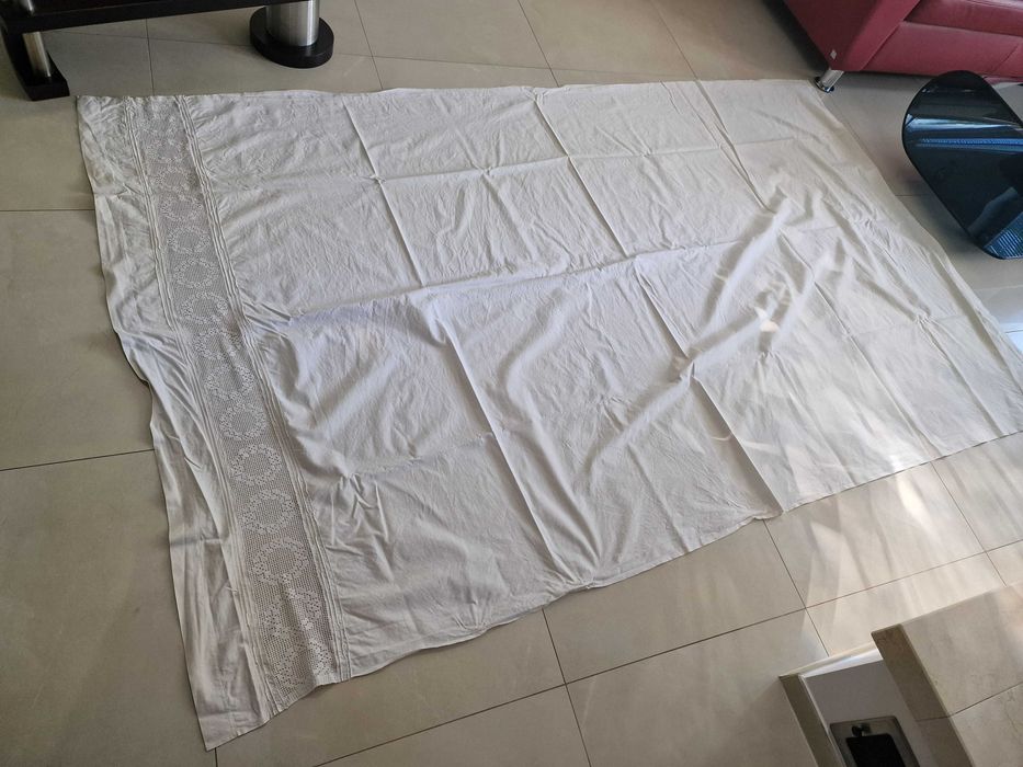 Obrus biały z haftem PRL