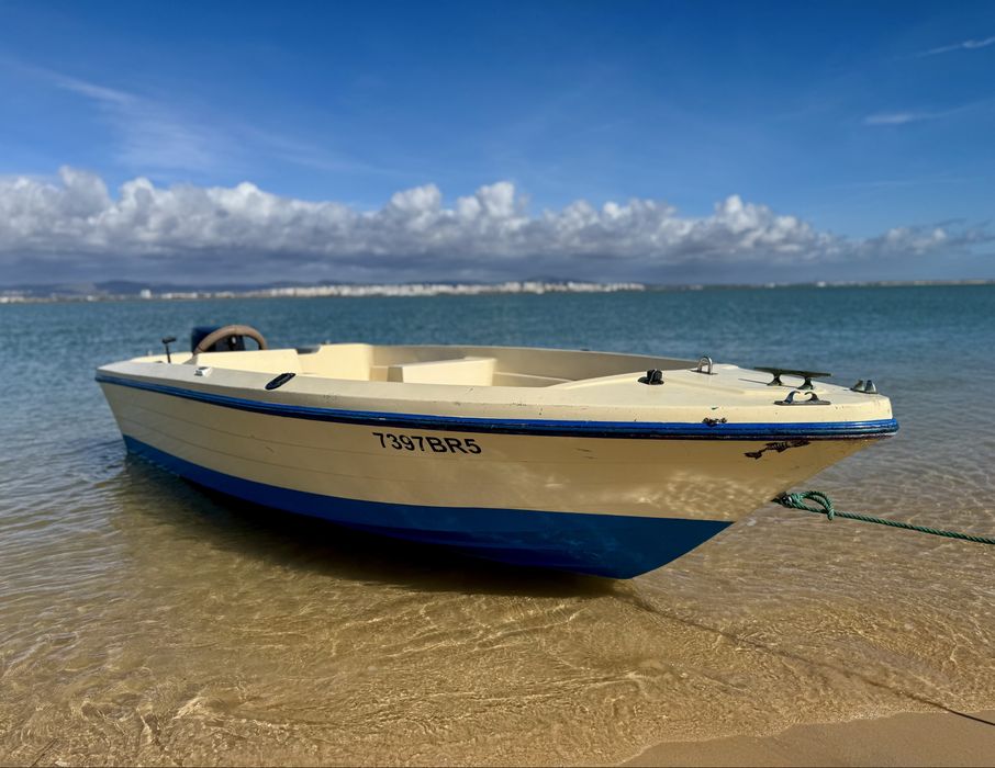 Barco 4 m com motor Tohatsu 25cv c/ docs e ATRELADO INCLUIDO